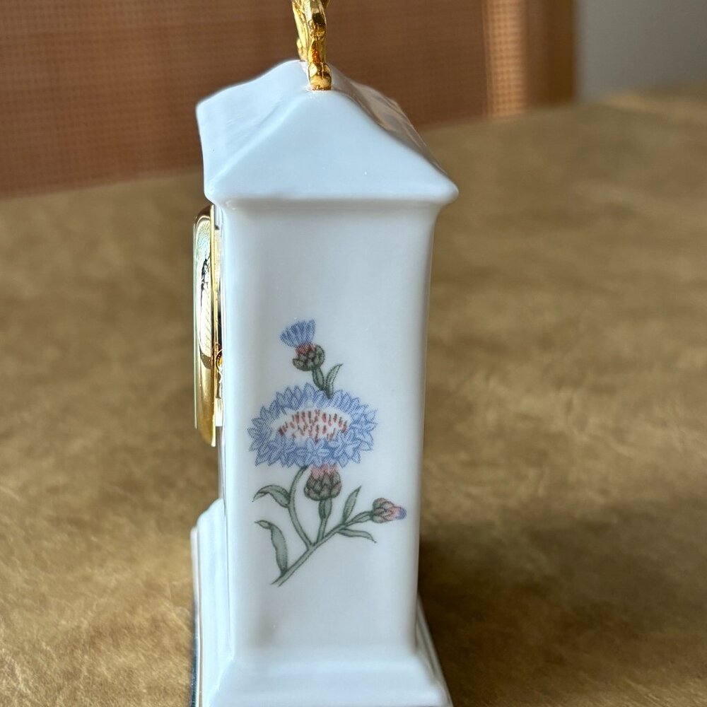 British- Made Aynsley Tudor floral fine bone china small ceramic clock - Picture 2 of 9